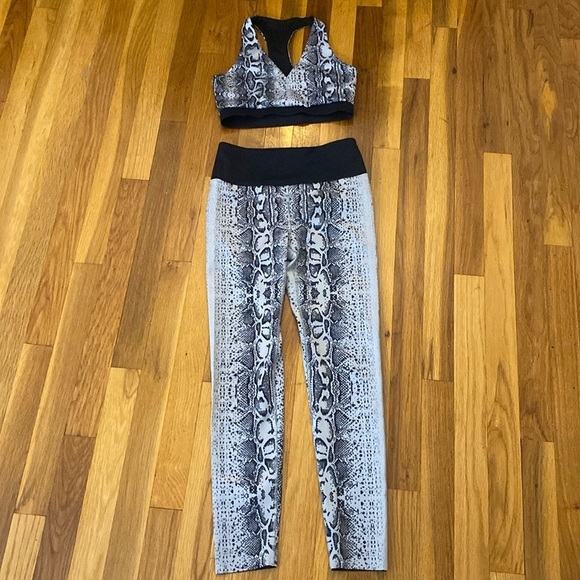 Noli Women’s Gray Snakeskin Leggings and Sports Bra Workout Set Size S - Picture 1 of 9